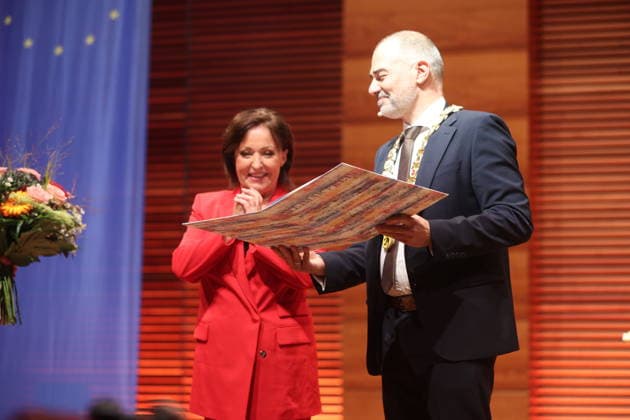 Weimar Prize Awarded to Ute Freudenberg Weimar, October 3, 2026 Weimar Prize Awarded to Ute Freudenberg, pictured here with Mayor Peter Copyright: xMatthiasxGränzdörferx