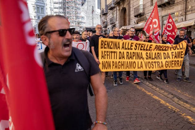 Demonstration against high cost of living in Italy NAPLES, ITALY - OCTOBER 3: People are seen during a protest against high cost of living and against increase in the price of petrol in Naples, Italy on October 3, 2026. Iso Ekle Anadolu Naples Italy. Editorial use only. Please get in touch for any other usage.  Copyright: x2026xAnadoluxIsoxEklex