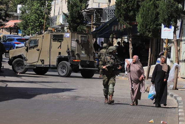 Israeli forces raid Hebron on Sukkot holiday HEBRON, WEST BANK, PALESTINE - OCTOBER 03: Israeli soldiers restrict the movement of Palestinians and take security measures as they raid the Old Town on the occasion of Sukkot feast in Hebron, West Bank, Palestine on October 03, 2026. Amer Shallodi Anadolu Hebron West Bank. Editorial use only. Please get in touch for any other usage. Copyright: x2026xAnadoluxAmerxShallodix