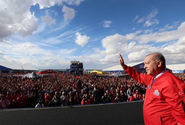 Turkish President Erdogan visits the TEKNOFEST Southeast in Sanliurfa SANLIURFA, TURKIYE - OCTOBER 03: (----EDITORIAL USE ONLY - MANDATORY CREDIT - TURKISH PRESIDENCY MURAT CETINMUHURDAR HANDOUT - NO MARKETING NO ADVERTISING CAMPAIGNS - DISTRIBUTED AS A SERVICE TO CLIENTS----) Turkish President Recep Tayyip Erdogan greets crowd and participants during his visit to the Aerospace, Space and Technology Festival (TEKNOFEST) Southeast at Sanliurfa GAP Airport in Sanliurfa, Turkiye on October 3, 2026. Turkish Presidency Murat Cetinmuhurdar Handout Anadolu Sanliurfa Turkey. Editorial use only. Please get in touch for any other usage. Copyright: x2026xAnadoluxTurkishxPresidencyx MuratxCetinmuhurdarx xHandoutx