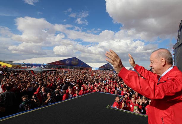 Turkish President Erdogan visits the TEKNOFEST Southeast in Sanliurfa SANLIURFA, TURKIYE - OCTOBER 03: (----EDITORIAL USE ONLY - MANDATORY CREDIT - TURKISH PRESIDENCY MURAT CETINMUHURDAR HANDOUT - NO MARKETING NO ADVERTISING CAMPAIGNS - DISTRIBUTED AS A SERVICE TO CLIENTS----) Turkish President Recep Tayyip Erdogan greets crowd and participants during his visit to the Aerospace, Space and Technology Festival (TEKNOFEST) Southeast at Sanliurfa GAP Airport in Sanliurfa, Turkiye on October 3, 2026. Turkish Presidency Murat Cetinmuhurdar Handout Anadolu Sanliurfa Turkey. Editorial use only. Please get in touch for any other usage. Copyright: x2026xAnadoluxTurkishxPresidencyx MuratxCetinmuhurdarx xHandoutx