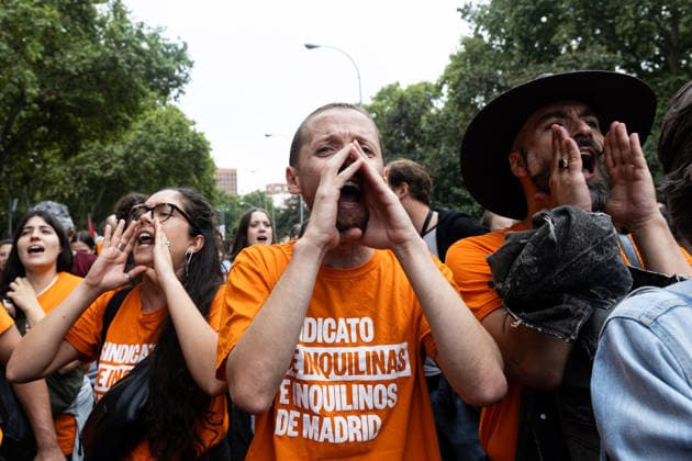 Housing Protest in Madrid: A large crowd gathered during the protest to demand a reduction in rental prices on October 3, 2026, in Madrid, Spain. The Tenants’ Union organized the march to demand changes in housing policies and greater protection for renters. Prime Minister Pedro Sánchez, will spend the next few hours analyzing what happened yesterday, Friday, in Congress following the rejection of the two royal decrees on housing, and will be monitoring the public reaction in the streets to decide whether to ultimately call early general elections. OCTOBER 3, 2026 Ananda Manjó Madrid, Madrid, Spain Copyright: xAnandaxManjonx 7817953