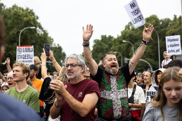 Housing Protest in Madrid: A large crowd gathered during the protest to demand a reduction in rental prices on October 3, 2026, in Madrid, Spain. The Tenants’ Union organized the march to demand changes in housing policies and greater protection for renters. Prime Minister Pedro Sánchez, will spend the next few hours analyzing what happened yesterday, Friday, in Congress following the rejection of the two royal decrees on housing, and will be monitoring the public reaction in the streets to decide whether to ultimately call early general elections. OCTOBER 3, 2026 Ananda Manjó Madrid, Madrid, Spain Copyright: xAnandaxManjonx 7817955