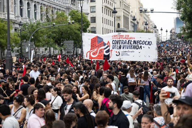 Housing Protest in Madrid: A large crowd gathered during the protest to demand a reduction in rental prices on October 3, 2026, in Madrid, Spain. The Tenants’ Union organized the march to demand changes in housing policies and greater protection for renters. Prime Minister Pedro Sánchez, will spend the next few hours analyzing what happened yesterday, Friday, in Congress following the rejection of the two royal decrees on housing, and will be monitoring the public reaction in the streets to decide whether to ultimately call early general elections. OCTOBER 3, 2026 Ananda Manjó Madrid, Madrid, Spain Copyright: xAnandaxManjonx 7817956