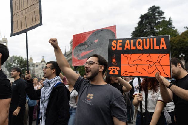 Housing Protest in Madrid: A large crowd gathered during the protest to demand a reduction in rental prices on October 3, 2026, in Madrid, Spain. The Tenants’ Union organized the march to demand changes in housing policies and greater protection for renters. Prime Minister Pedro Sánchez, will spend the next few hours analyzing what happened yesterday, Friday, in Congress following the rejection of the two royal decrees on housing, and will be monitoring the public reaction in the streets to decide whether to ultimately call early general elections. OCTOBER 3, 2026 Ananda Manjó Madrid, Madrid, Spain Copyright: xAnandaxManjonx 7817957