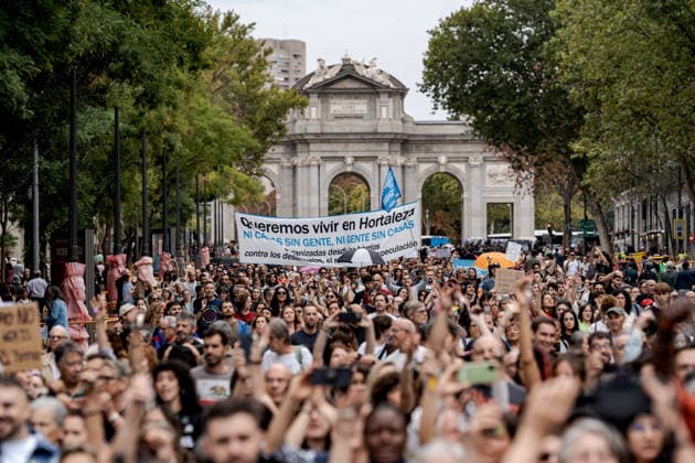 Thousands march in Madrid over Spain’s housing crisis MADRID, SPAIN - OCTOBER 3: Thousands of people march through central city center during a demonstration organized by tenant unions demanding measures to improve housing conditions and address Spain’s housing crisis, a day after parliament rejected two government housing decrees in Madrid, Spain, on October 3, 2026. Diego Radames Anadolu Madrid Spain. Editorial use only. Please get in touch for any other usage. Copyright: x2026xAnadoluxDiegoxRadamesx
