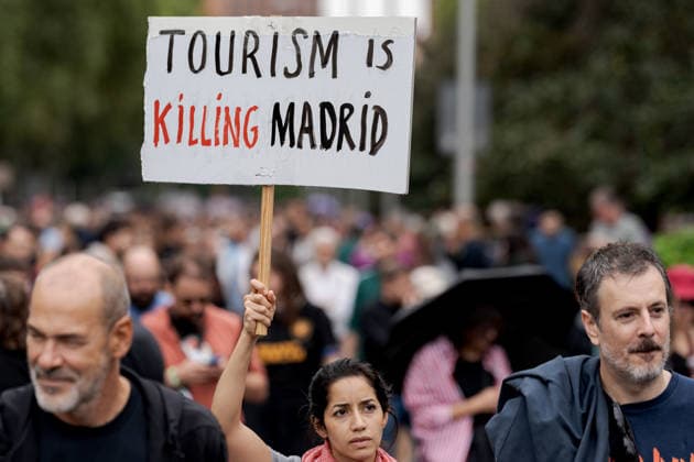 Thousands march in Madrid over Spain’s housing crisis MADRID, SPAIN - OCTOBER 3: Thousands of people march through central city center during a demonstration organized by tenant unions demanding measures to improve housing conditions and address Spain’s housing crisis, a day after parliament rejected two government housing decrees in Madrid, Spain, on October 3, 2026. Diego Radames Anadolu Madrid Spain. Editorial use only. Please get in touch for any other usage. Copyright: x2026xAnadoluxDiegoxRadamesx