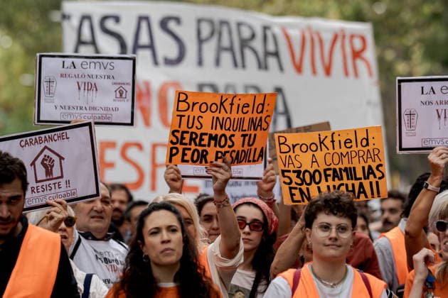 Thousands march in Madrid over Spain’s housing crisis MADRID, SPAIN - OCTOBER 3: Thousands of people march through central city center during a demonstration organized by tenant unions demanding measures to improve housing conditions and address Spain’s housing crisis, a day after parliament rejected two government housing decrees in Madrid, Spain, on October 3, 2026. Diego Radames Anadolu Madrid Spain. Editorial use only. Please get in touch for any other usage. Copyright: x2026xAnadoluxDiegoxRadamesx