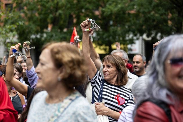 Housing Protest in Madrid: A large crowd gathered during the protest to demand a reduction in rental prices on October 3, 2026, in Madrid, Spain. The Tenants’ Union organized the march to demand changes in housing policies and greater protection for renters. Prime Minister Pedro Sánchez, will spend the next few hours analyzing what happened yesterday, Friday, in Congress following the rejection of the two royal decrees on housing, and will be monitoring the public reaction in the streets to decide whether to ultimately call early general elections. OCTOBER 3, 2026 Ananda Manjó Madrid, Madrid, Spain Copyright: xAnandaxManjonx 7817982