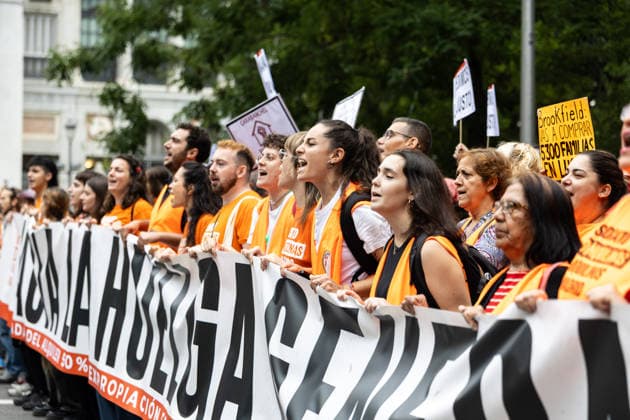 Housing Protest in Madrid: Numerous people hold a banner reading Toward a General Strike during a protest demanding a reduction in rental prices, on October 3, 2026, in Madrid, Spain. The Tenants’ Union organized the march to demand changes in housing policies and greater protection for renters. Prime Minister Pedro Sánchez, will spend the next few hours analyzing what happened yesterday, Friday, in Congress following the rejection of the two royal decrees on housing, and will be monitoring the public reaction in the streets to decide whether to ultimately call early general elections. OCTOBER 3, 2026 Ananda Manjó Madrid, Madrid, Spain  Copyright: xAnandaxManjonx 7817985