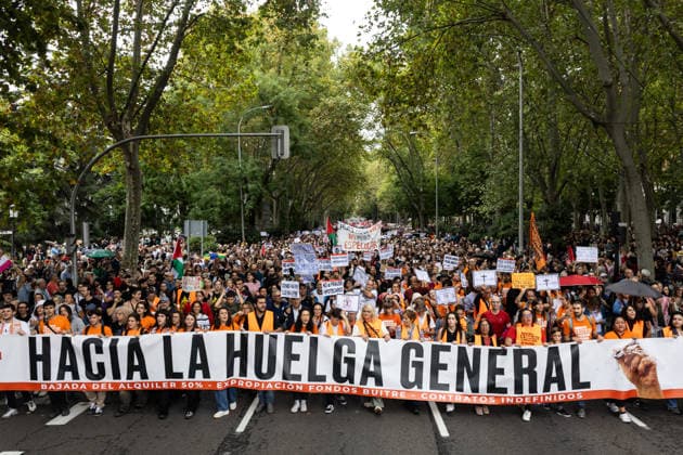 Housing Protest in Madrid: Numerous people hold a banner reading Toward a General Strike during a protest demanding a reduction in rental prices, on October 3, 2026, in Madrid, Spain. The Tenants’ Union organized the march to demand changes in housing policies and greater protection for renters. Prime Minister Pedro Sánchez, will spend the next few hours analyzing what happened yesterday, Friday, in Congress following the rejection of the two royal decrees on housing, and will be monitoring the public reaction in the streets to decide whether to ultimately call early general elections. OCTOBER 3, 2026 Ananda Manjó Madrid, Madrid, Spain  Copyright: xAnandaxManjonx 7817986