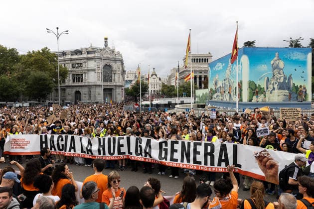 Housing Protest in Madrid: Numerous people hold a banner reading Toward a General Strike during a protest demanding a reduction in rental prices, on October 3, 2026, in Madrid, Spain. The Tenants’ Union organized the march to demand changes in housing policies and greater protection for renters. Prime Minister Pedro Sánchez, will spend the next few hours analyzing what happened yesterday, Friday, in Congress following the rejection of the two royal decrees on housing, and will be monitoring the public reaction in the streets to decide whether to ultimately call early general elections. OCTOBER 3, 2026 Ananda Manjó Madrid, Madrid, Spain  Copyright: xAnandaxManjonx 7817987