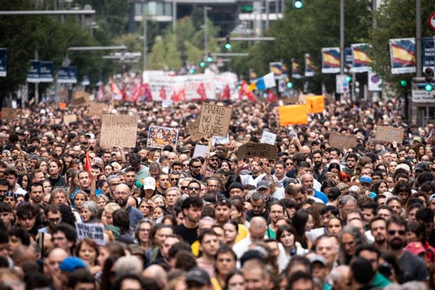 October 3, 2026, Madrid, Madrid, SPAIN: Tens of thousands of protesters demonstrate in Madrid for the universal right to housing and the expropriation of vulture funds. Over the past week, mobilizations have been taking place across Spain over the critical housing situation in the country. Madrid SPAIN - ZUMAc270 20261003_zip_c270_008 Copyright: xDavidxCruzxSanzx