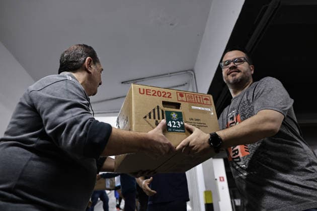 CAMPINAS, SP - 03.10.2026: TRANSPORTE URNAS ELEIcaO CAMPINAS - Electoral Court officials transport the ballot boxes to the vans that will take them to schools in Campinas SP. x3024085x LeandroxFerreira