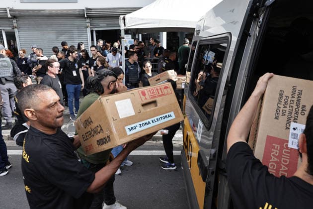 CAMPINAS, SP - 03.10.2026: TRANSPORTE URNAS ELEIcaO CAMPINAS - Electoral Court officials transport the ballot boxes to the vans that will take them to schools in Campinas SP. x3024086x LeandroxFerreira
