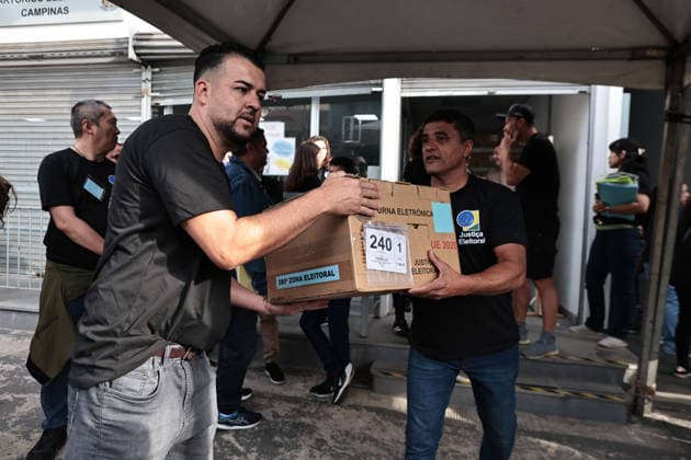 CAMPINAS, SP - 03.10.2026: TRANSPORTE URNAS ELEIcaO CAMPINAS - Electoral Court officials transport the ballot boxes to the vans that will take them to schools in Campinas SP. x3024092x LeandroxFerreira