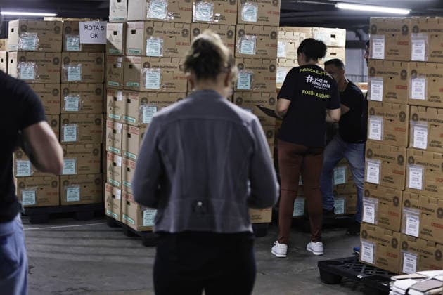 CAMPINAS, SP - 03.10.2026: TRANSPORTE URNAS ELEIcaO CAMPINAS - Electoral Court officials transport the ballot boxes to the vans that will take them to schools in Campinas SP. x3024094x LeandroxFerreira