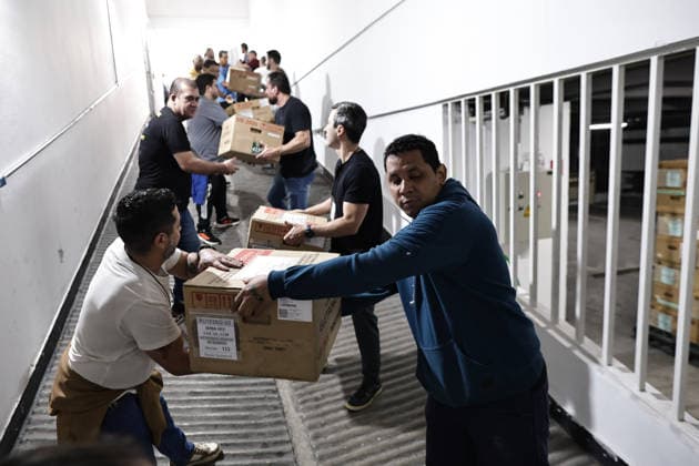 CAMPINAS, SP - 03.10.2026: TRANSPORTE URNAS ELEIcaO CAMPINAS - Electoral Court officials transport the ballot boxes to the vans that will take them to schools in Campinas SP. x3024101x LeandroxFerreira