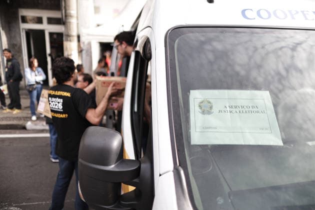 CAMPINAS, SP - 03.10.2026: TRANSPORTE URNAS ELEIcaO CAMPINAS - Electoral Court officials transport the ballot boxes to the vans that will take them to schools in Campinas SP. x3024104x LeandroxFerreira