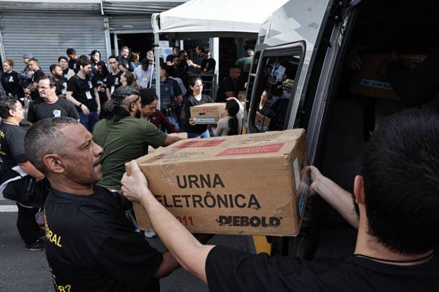 CAMPINAS, SP - 03.10.2026: TRANSPORTE URNAS ELEIcaO CAMPINAS - Electoral Court officials transport the ballot boxes to the vans that will take them to schools in Campinas SP. x3024105x  LeandroxFerreira