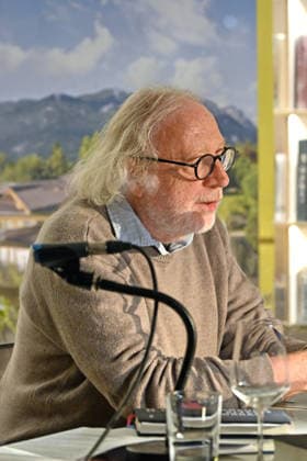 Minifestival AH0J (Literaturfestival) - Tschechien setzt über - der Kulturinitiative Literaturschiff, in der Buchhandlung Kurdirektion in Bad Ischl. Lesungen und Gespräche in Korrespondenz zum Gastauftritt Tschechiens auf der Frankfurter Buchmesse 2026. Es liest die tschechische Schriftstellerin Anna Bloch-Stickova. Die Veranstaltung wird moderiert von Michael Stavaric, fotografiert am 02.10.26. Das Bild zeigt den tschechischen Schriftsteller Michal Ajvaz im Profil 2026 - Minifestival AH0J (Literaturfestival) - Tschechien setzt über - der Kulturinitiative Literaturschiff, in der Buchhandlung Kurdirektion in Bad Ischl. Lesungen und Gespräche in Korrespondenz zum Gastauftritt Tschechiens auf der Frankfurter Buchmesse 2026. Es liest die ts