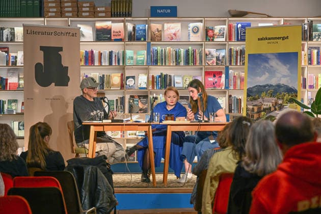Minifestival AH0J (Literaturfestival) - Tschechien setzt über - der Kulturinitiative Literaturschiff, in der Buchhandlung Kurdirektion in Bad Ischl. Lesungen und Gespräche in Korrespondenz zum Gastauftritt Tschechiens auf der Frankfurter Buchmesse 2026. Es liest die tschechische Schriftstellerin Anna Bloch-Stickova (Bloch-Å tiÄkova). Die Veranstaltung wird moderiert von Michael Stavaric )StavariÄ), fotografiert am 02.10.26., fotografiert am 02.10.26. Das Bild zeigt v.l.n.r: Moderator Michael Stavaric (StavariÄ), die Schriftstellerin Anna-Bloch-Stickova (Bloch-Å tiÄkova) mit der Konsekutivbersetzerin Lena Kurz 2026 - Minifestival AH0J (Literaturfestival) - Tschechien setzt über - der Kulturinitiative Literaturschiff, in der Buchhand