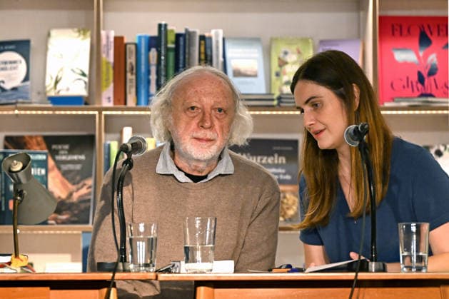 Minifestival AH0J (Literaturfestival) - Tschechien setzt über - der Kulturinitiative Literaturschiff, in der Buchhandlung Kurdirektion in Bad Ischl. Lesungen und Gespräche in Korrespondenz zum Gastauftritt Tschechiens auf der Frankfurter Buchmesse 2026. Es liest die tschechische Schriftstellerin Anna Bloch-Stickova. Die Veranstaltung wird moderiert von Michael Stavaric, fotografiert am 02.10.26. Das Bild zeigt den Schriftsteller Michal Ajvaz mit der Konsekutivbersetzerin Lena Kurz. 2026 - Minifestival AH0J (Literaturfestival) - Tschechien setzt über - der Kulturinitiative Literaturschiff, in der Buchhandlung Kurdirektion in Bad Ischl. Lesungen und Gespräche in Korrespondenz zum Gastauftritt Tschechiens auf der Frankfurter Buchmesse 202