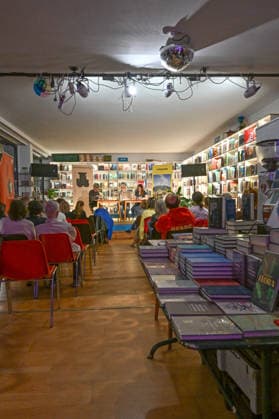 Minifestival AH0J (Literaturfestival) - Tschechien setzt über - der Kulturinitiative Literaturschiff, in der Buchhandlung Kurdirektion in Bad Ischl. Lesungen und Gespräche in Korrespondenz zum Gastauftritt Tschechiens auf der Frankfurter Buchmesse 2026. Es liest die tschechische Schriftstellerin Anna Bloch-Stickova. Die Veranstaltung wird moderiert von Michael Stavaric, fotografiert am 02.10.26. Das Bild zeigt v.l.n.r. Moderator Michael Stavaric (StavariÄ), den Schriftsteller Michal Ajvaz mit der Konsekutivbersetzerin Lena Kurz.vor Publikum 2026 - Minifestival AH0J (Literaturfestival) - Tschechien setzt über - der Kulturinitiative Literaturschiff, in der Buchhandlung Kurdirektion in Bad Ischl. Lesungen und Gespräche in Korrespondenz z