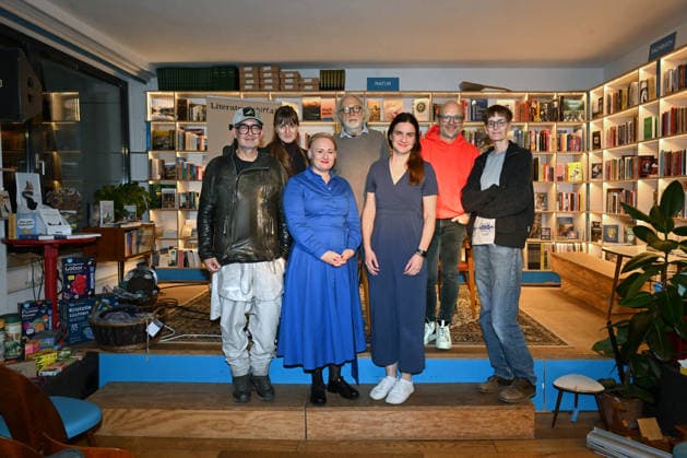 Minifestival AH0J (Literaturfestival) - Tschechien setzt über - der Kulturinitiative Literaturschiff, in der Buchhandlung Kurdirektion in Bad Ischl. Lesungen und Gespräche in Korrespondenz zum Gastauftritt Tschechiens auf der Frankfurter Buchmesse 2026. Es liest die tschechische Schriftstellerin Anna Bloch-Stickova (Bloch-Å tiÄkova). Die Veranstaltung wird moderiert von Michael Stavaric, fotografiert am 02.10.26. Das Bild zeigt v.l.n.r.: Moderator Michael Stavaric (StavariÄ), Moderatorin Julia Miesenböck, Schriftstellerin Anna Bloch-Stickova (Bloch-Å tiÄkova), Schriftsteller Michal Ajvaz, Konsekutivübersetzerin Lena Kurz, Veranstalter Christian Gsöllradl-Samhabber, Mitarbeiterin Buchhandlung 2026 - Minifestival AH0J (Literaturfest