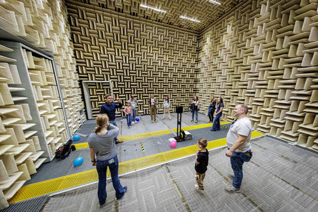 October 3, 2026, Düsseldorf: At this year’s TürenAuf Tag mit der Maus, children and parents will experience amazing acoustic experiments in an anechoic chamber at Düsseldorf University of Applied Sciences. Düsseldorf University of Applied Sciences, Münsterstraße, North Rhine-Westphalia, Germany