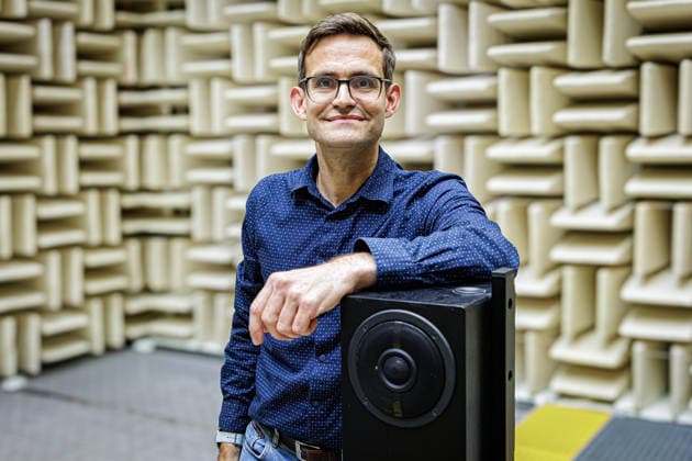 October 3, 2026, Düsseldorf: At this year’s TürenAuf Tag mit der Maus, children and parents will experience amazing acoustic experiments in an anechoic chamber at Düsseldorf University of Applied Sciences. Here, Prof. Dr. Jochen Steffens discusses musical acoustics at the Department of Media at Düsseldorf University of Applied Sciences. Düsseldorf University of Applied Scienc