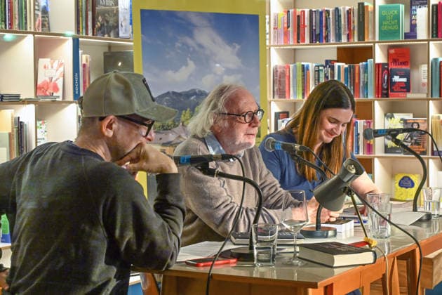 Minifestival AH0J (Literaturfestival) - Tschechien setzt über - der Kulturinitiative Literaturschiff, in der Buchhandlung Kurdirektion in Bad Ischl. Lesungen und Gespräche in Korrespondenz zum Gastauftritt Tschechiens auf der Frankfurter Buchmesse 2026. Es liest die tschechische Schriftstellerin Anna Bloch-Stickova. Die Veranstaltung wird moderiert von Michael Stavaric, fotografiert am 02.10.26. Das Bild zeigt v.l.n.r.< Moderator Michael Stavaric (StavariÄ), den Schriftsteller Michal Ajvaz mit der Konsekutivbersetzerin Lena Kurz. 2026 - Minifestival AH0J (Literaturfestival) - Tschechien setzt über - der Kulturinitiative Literaturschiff, in der Buchhandlung Kurdirektion in Bad Ischl. Lesungen und Gespräche in Korrespondenz zum Gastauft