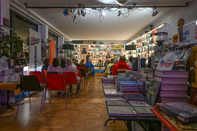 Minifestival AH0J (Literaturfestival) - Tschechien setzt über - der Kulturinitiative Literaturschiff, in der Buchhandlung Kurdirektion in Bad Ischl. Lesungen und Gespräche in Korrespondenz zum Gastauftritt Tschechiens auf der Frankfurter Buchmesse 2026. Es liest die tschechische Schriftstellerin Anna Bloch-Stickova. Die Veranstaltung wird moderiert von Michael Stavaric, fotografiert am 02.10.26. Das Bild zeigt v.l.n.r. Moderator Michael Stavaric (StavariÄ), den Schriftsteller Michal Ajvaz mit der Konsekutivbersetzerin Lena Kurz.vor Publikum 2026 - Minifestival AH0J (Literaturfestival) - Tschechien setzt über - der Kulturinitiative Literaturschiff, in der Buchhandlung Kurdirektion in Bad Ischl. Lesungen und Gespräche in Korrespondenz z