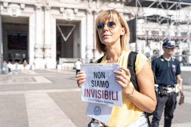 IPA89258873 - Milan, October 3, 2026, Flash Mob by Teachers and ATA Staff in Piazza Duca D™Aosta Copyright: xGiuliaxSciaccax xGiuliaxSciaccax IPA89258873