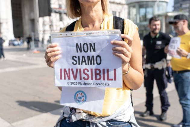 IPA89258875 - Milan, October 3, 2026, Flash Mob by Teachers and ATA Staff in Piazza Duca D™Aosta  Copyright: xGiuliaxSciaccax xGiuliaxSciaccax IPA89258875