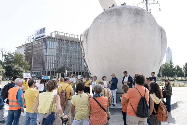 IPA89258882 - Milan, October 3, 2026, Flash Mob by Teachers and ATA Staff in Piazza Duca D™Aosta Copyright: xGiuliaxSciaccax xGiuliaxSciaccax IPA89258882
