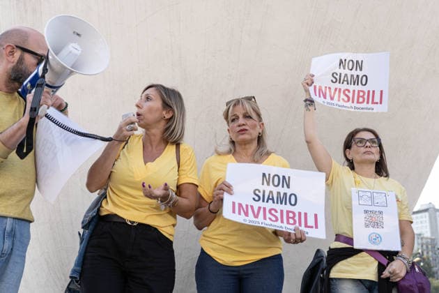 IPA89258891 - Milan, October 3, 2026, Flash Mob by Teachers and ATA Staff in Piazza Duca D™Aosta Copyright: xGiuliaxSciaccax xGiuliaxSciaccax IPA89258891