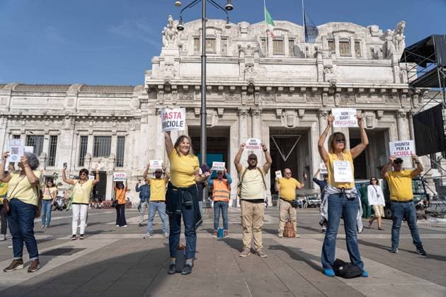 IPA89258909 - Milan, October 3, 2026, Flash Mob by Teachers and ATA Staff in Piazza Duca D™Aosta Copyright: xGiuliaxSciaccax xGiuliaxSciaccax IPA89258909
