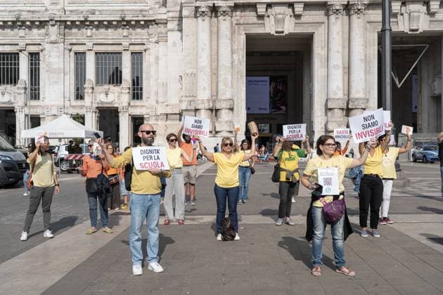 IPA89258918 - Milan, October 3, 2026, Flash Mob by Teachers and ATA Staff in Piazza Duca D™Aosta Copyright: xGiuliaxSciaccax xGiuliaxSciaccax IPA89258918