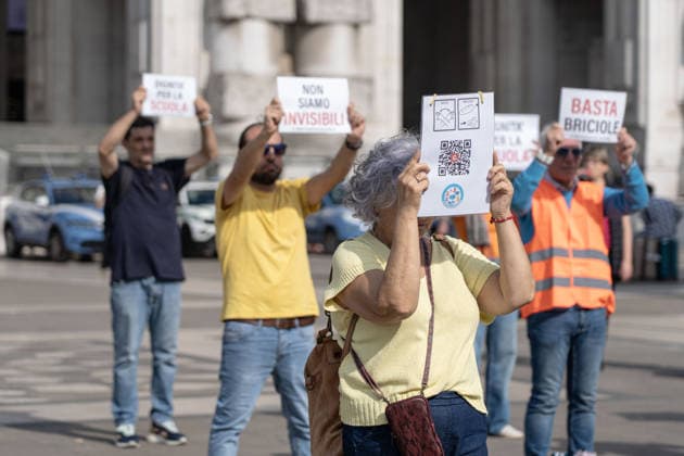 IPA89258919 - Milan, October 3, 2026, Flash Mob by Teachers and ATA Staff in Piazza Duca D™Aosta Copyright: xGiuliaxSciaccax xGiuliaxSciaccax IPA89258919