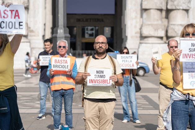IPA89258943 - Milan, October 3, 2026, Flash Mob by Teachers and ATA Staff in Piazza Duca D™Aosta  Copyright: xGiuliaxSciaccax xGiuliaxSciaccax IPA89258943