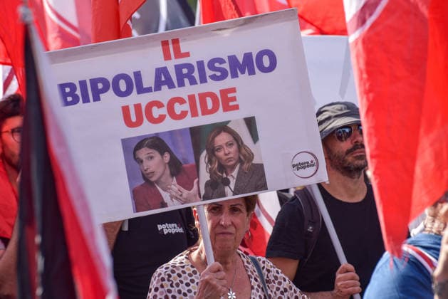 October 3, 2026, Rome, Rome, Italy: A protester holds a sign against political bipolarism during the Potere al Popolo demonstration at Piazza Bocca della Verità in Rome on October 3, 2026. Rome Italy - ZUMAn299 20261003_zip_n299_021 Copyright: xVincenzoxNuzzolesex