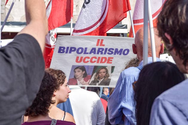 October 3, 2026, Rome, Rome, Italy: A protester holds a sign against political bipolarism during the Potere al Popolo demonstration at Piazza Bocca della Verità in Rome on October 3, 2026. Rome Italy - ZUMAn299 20261003_zip_n299_024 Copyright: xVincenzoxNuzzolesex