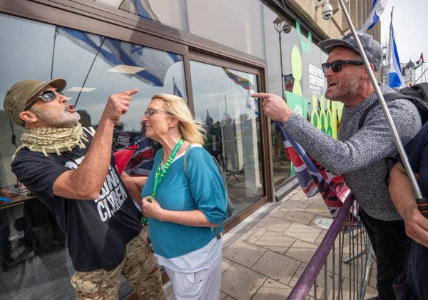 Pro-Israel rally face off against a counter-demonstration of pro-Palestine protesters outside the Party’s Autumn Conference - 03 Oct 2026 (Left) a Green party attendee is restrained from exchange of views with a pro Israel supporter during the demonstration. Activists from a pro-Israel rally face off against a counter-demonstration of pro-Palestine protesters outside the Brighton Centre, where the Green Party’s Autumn Conference is underway. Pickets lines formed as tensions flared over a highly controversial internal conference motion seeking to formally classify Zionism as Racism . Brighton United Kingdom Copyright: xGaryxRobertsx xSOPAxImagesx GROBERTS-20