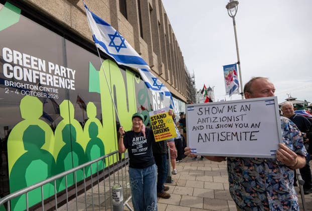 Pro-Israel rally face off against a counter-demonstration of pro-Palestine protesters outside the Party’s Autumn Conference - 03 Oct 2026 Protesters hold placards outside Green conference during the demonstration. Activists from a pro-Israel rally face off against a counter-demonstration of pro-Palestine protesters outside the Brighton Centre, where the Green Party’s Autumn Conference is underway. Pickets lines formed as tensions flared over a highly controversial internal conference motion seeking to formally classify Zionism as Racism . Brighton United Kingdom Copyright: xGaryxRobertsx xSOPAxImagesx GROBERTS-25