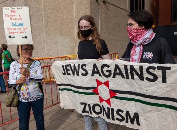 Pro-Israel rally face off against a counter-demonstration of pro-Palestine protesters outside the Party’s Autumn Conference - 03 Oct 2026 Jews against Zionism show support for the pro Palestine supporters during the demonstration. Activists from a pro-Israel rally face off against a counter-demonstration of pro-Palestine protesters outside the Brighton Centre, where the Green Party’s Autumn Conference is underway. Pickets lines formed as tensions flared over a highly controversial internal conference motion seeking to formally classify Zionism as Racism . Brighton United Kingdom Copyright: xGaryxRobertsx xSOPAxImagesx GROBERTS-30