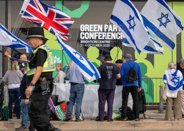 Pro-Israel rally face off against a counter-demonstration of pro-Palestine protesters outside the Party’s Autumn Conference - 03 Oct 2026 Israeli flags seen outside the Green conference during the rally. Activists from a pro-Israel rally face off against a counter-demonstration of pro-Palestine protesters outside the Brighton Centre, where the Green Party’s Autumn Conference is underway. Pickets lines formed as tensions flared over a highly controversial internal conference motion seeking to formally classify Zionism as Racism . Brighton United Kingdom Copyright: xGaryxRobertsx xSOPAxImagesx GROBERTS-32