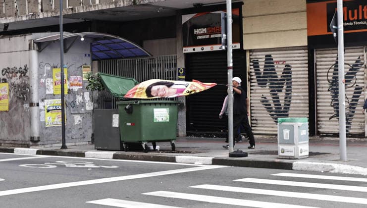 CAMPINAS, SP - 03.10.2026: TRANSPORTE URNAS ELEIcaO CAMPINAS - Electoral Court employees transport the ballot boxes to the vans that will take them to schools in Campinas SP. A man is caught throwing the flag of candidate Fernanda Couto (PSOL) into the trash. x3024130x LeandroxFerreira