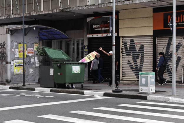 CAMPINAS, SP - 03.10.2026: TRANSPORTE URNAS ELEIcaO CAMPINAS - Electoral Court employees transport the ballot boxes to the vans that will take them to schools in Campinas SP. A man is caught throwing the flag of candidate Fernanda Couto (PSOL) into the trash. x3024132x LeandroxFerreira