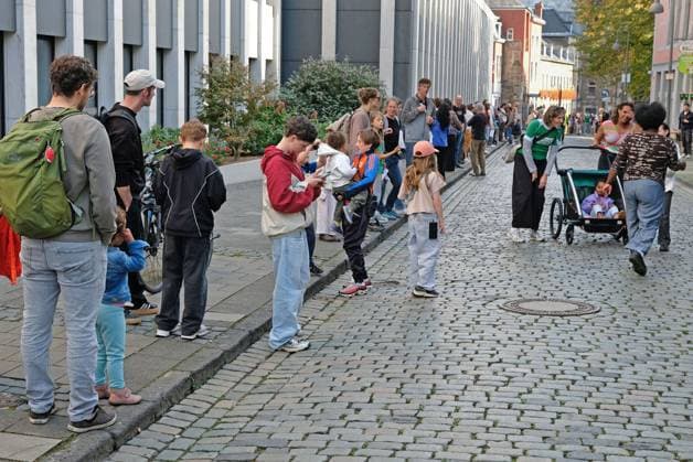 Es brennt Human Chain in Aachen, October 3, 2026 Human chain as part of the nationwide Es brennt campaign. The Aachen human chain is intended to stretch from the Cathedral Square through the city center to Kelmis, Belgium. According to estimates, about 3,000 people from various organizations and political parties participated. Aachen City Center, Rennbahn, North Rhine-Westphalia, Germany